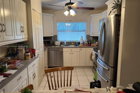 Condo in Sunrise, Florida, 2 bedrooms  № 1971235 - photo 1