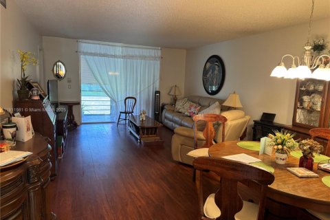 Condo in Sunrise, Florida, 2 bedrooms  № 1971235 - photo 10