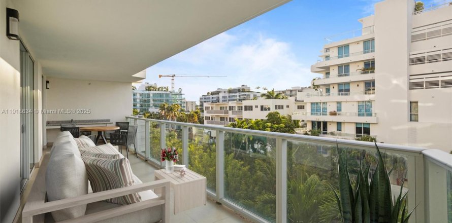 Кондоминиум с 2 спальнями в Бей-Харбор-Айлендс, Флорида № 1973279