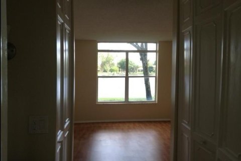 Condominio en alquiler en Lauderhill, Florida, 1 dormitorio, 74.32 m2 № 1178491 - foto 1
