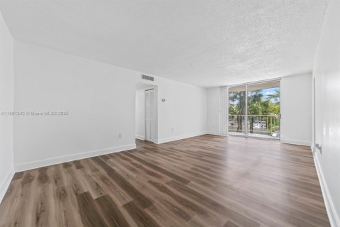 Снять в аренду кондоминиум в Майами, Флорида 2 спальни, 96.25м2, № 1961361 - фото 3