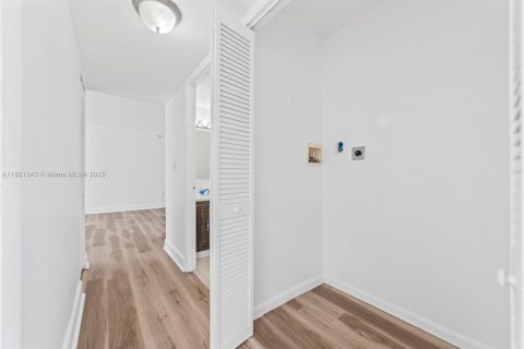 Снять в аренду кондоминиум в Майами, Флорида 2 спальни, 96.25м2, № 1961361 - фото 9