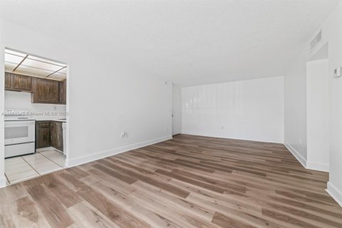 Снять в аренду кондоминиум в Майами, Флорида 2 спальни, 96.25м2, № 1961361 - фото 4