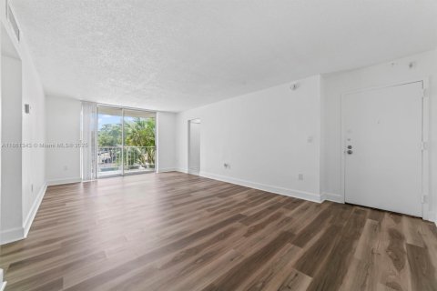 Снять в аренду кондоминиум в Майами, Флорида 2 спальни, 96.25м2, № 1961361 - фото 2