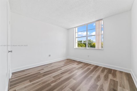 Снять в аренду кондоминиум в Майами, Флорида 2 спальни, 96.25м2, № 1961361 - фото 10