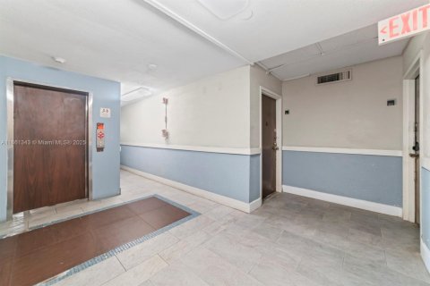 Снять в аренду кондоминиум в Майами, Флорида 2 спальни, 96.25м2, № 1961361 - фото 17