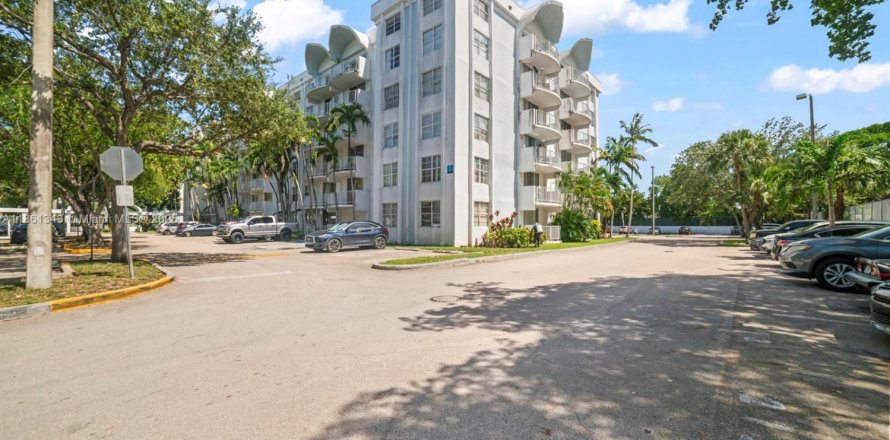 Кондоминиум с 2 спальнями в Майами, Флорида № 1961361