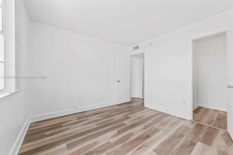 Снять в аренду кондоминиум в Майами, Флорида 2 спальни, 96.25м2, № 1961361 - фото 11