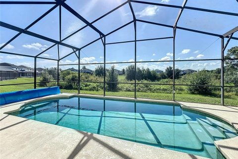 House in Davenport, Florida 5 bedrooms, 187.01 sq.m. № 1918873 - photo 2