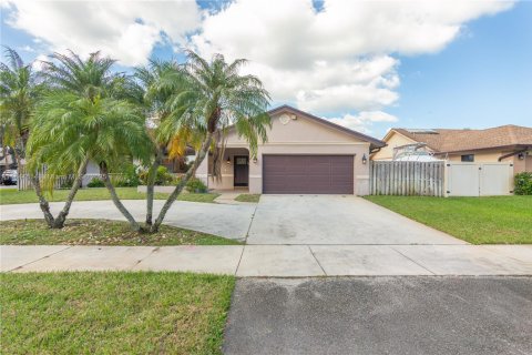 House in Cooper City, Florida 3 bedrooms, 160.81 sq.m. № 1839677 - photo 1