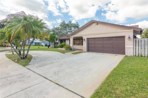 House in Cooper City, Florida 3 bedrooms, 160.81 sq.m. № 1839677 - photo 2