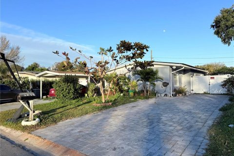 House in Kissimmee, Florida 4 bedrooms, 118.91 sq.m. № 2215515 - photo 4