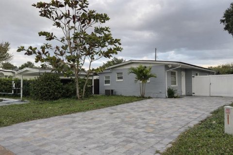 House in Kissimmee, Florida 4 bedrooms, 118.91 sq.m. № 2215515 - photo 2