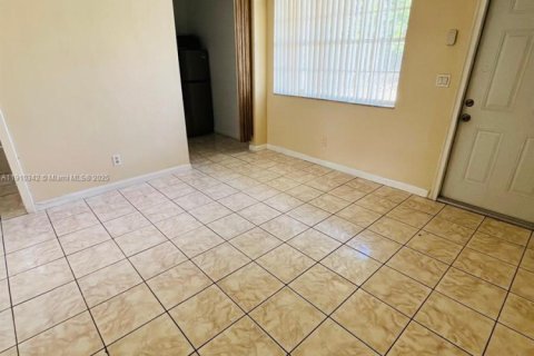Villa ou maison à louer à Dania Beach, Floride: 2 chambres, 111.76 m2 № 1966565 - photo 2