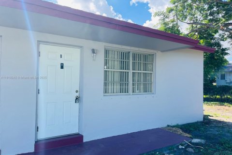 Villa ou maison à louer à Dania Beach, Floride: 2 chambres, 111.76 m2 № 1966565 - photo 1