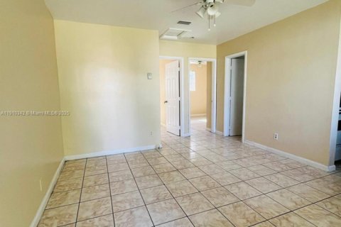 Villa ou maison à louer à Dania Beach, Floride: 2 chambres, 111.76 m2 № 1966565 - photo 3