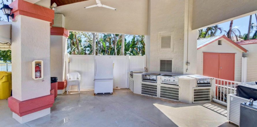 House in Delray Beach, Florida 2 bedrooms, 153.94 sq.m. № 1038281