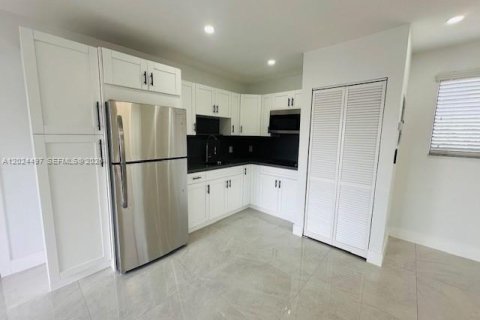 Снять в аренду коммерческую недвижимость в Майами, Флорида 1 спальня, 51.1м2, № 2087634 - фото 8