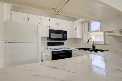 Снять в аренду кондоминиум в Корал-Спрингс, Флорида 2 спальни, 74.32м2, № 2024435 - фото 20