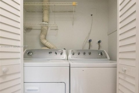 Снять в аренду кондоминиум в Корал-Спрингс, Флорида 2 спальни, 74.32м2, № 2024435 - фото 30