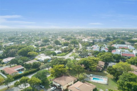 Снять в аренду кондоминиум в Корал-Спрингс, Флорида 2 спальни, 74.32м2, № 2024435 - фото 9