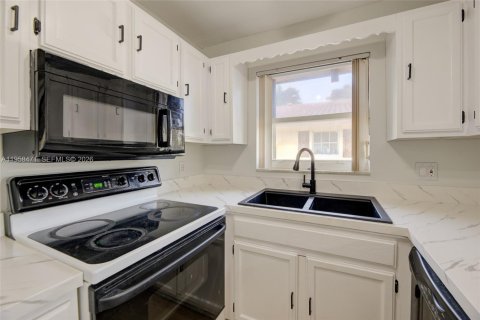 Снять в аренду кондоминиум в Корал-Спрингс, Флорида 2 спальни, 74.32м2, № 2024435 - фото 18