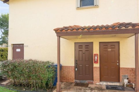 Снять в аренду кондоминиум в Корал-Спрингс, Флорида 2 спальни, 74.32м2, № 2024435 - фото 4