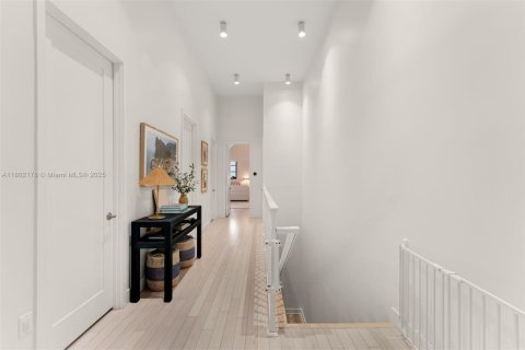 Condo in Coral Gables, Florida, 3 bedrooms  № 1743961 - photo 13