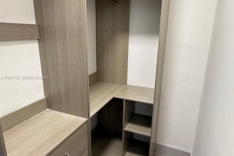 Villa ou maison à louer à Miami, Floride: 2 chambres, 184.32 m2 № 1990210 - photo 4