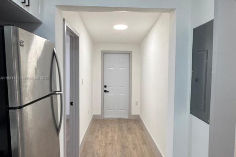 Villa ou maison à louer à Miami, Floride: 2 chambres, 184.32 m2 № 1990210 - photo 2