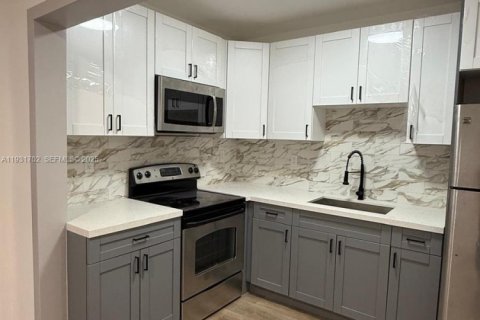 Villa ou maison à louer à Miami, Floride: 2 chambres, 184.32 m2 № 1990210 - photo 1