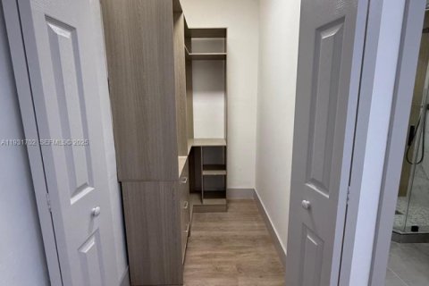 Villa ou maison à louer à Miami, Floride: 2 chambres, 184.32 m2 № 1990210 - photo 5