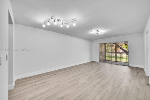 Copropriété à vendre à Pembroke Pines, Floride: 2 chambres, 102.19 m2 № 1987113 - photo 8