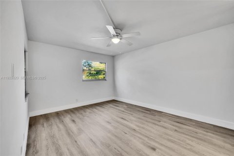Copropriété à vendre à Pembroke Pines, Floride: 2 chambres, 102.19 m2 № 1987113 - photo 19