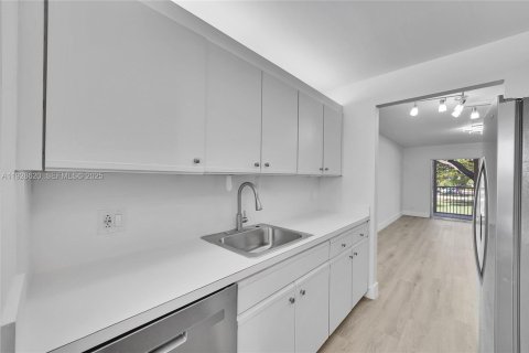 Copropriété à vendre à Pembroke Pines, Floride: 2 chambres, 102.19 m2 № 1987113 - photo 1