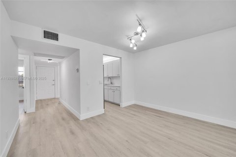 Copropriété à vendre à Pembroke Pines, Floride: 2 chambres, 102.19 m2 № 1987113 - photo 9