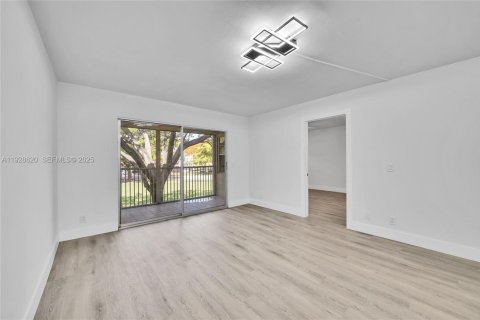 Copropriété à vendre à Pembroke Pines, Floride: 2 chambres, 102.19 m2 № 1987113 - photo 11