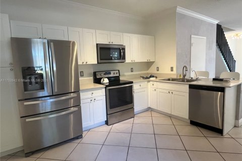 Townhouse in Weston, Florida 4 bedrooms, 161.37 sq.m. № 1706773 - photo 15