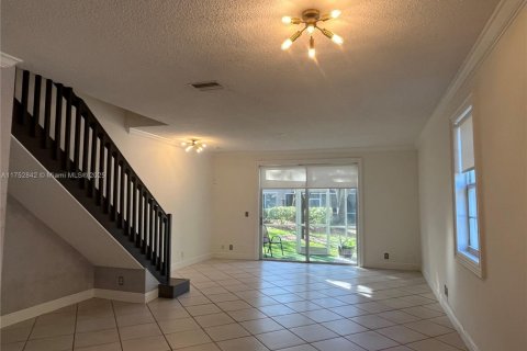 Townhouse in Weston, Florida 4 bedrooms, 161.37 sq.m. № 1706773 - photo 11