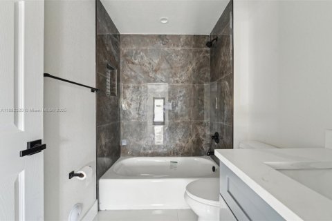 Townhouse in Miami, Florida 3 bedrooms № 2037266 - photo 10