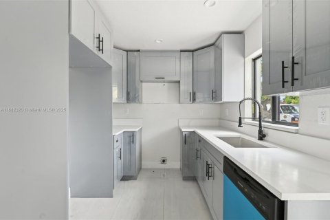 Townhouse in Miami, Florida 3 bedrooms № 2037266 - photo 4