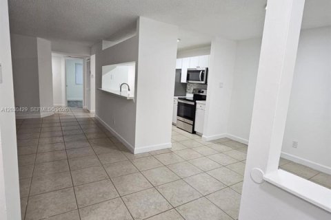Снять в аренду кондоминиум в Майами, Флорида 3 спальни, 110.55м2, № 2077592 - фото 25