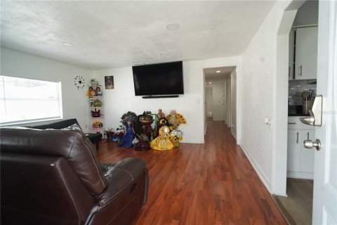 House in Tampa, Florida 3 bedrooms, 100.33 sq.m. № 1800611 - photo 9
