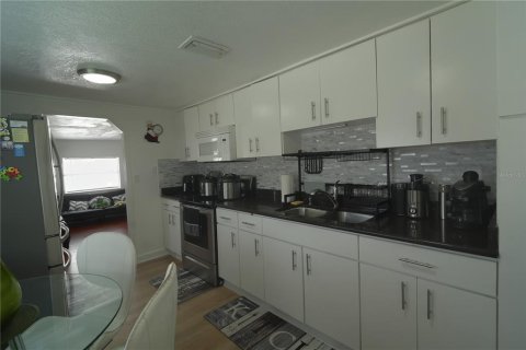 House in Tampa, Florida 3 bedrooms, 100.33 sq.m. № 1800611 - photo 6
