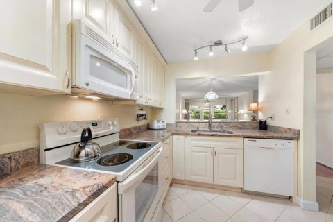 Condo in Largo, Florida, 2 bedrooms  № 2381346 - photo 12
