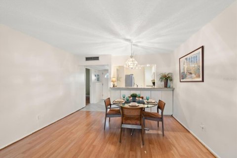 Condo in Largo, Florida, 2 bedrooms  № 2381346 - photo 25