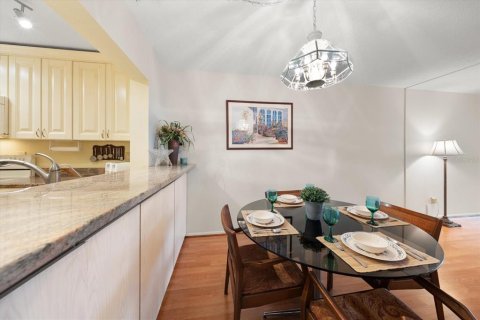 Condo in Largo, Florida, 2 bedrooms  № 2381346 - photo 10