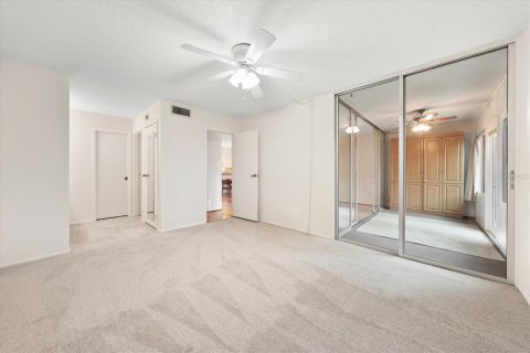 Condo in Largo, Florida, 2 bedrooms  № 2381346 - photo 28