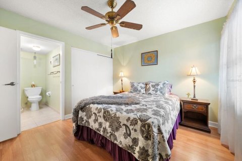 Condo in Largo, Florida, 2 bedrooms  № 2381346 - photo 20