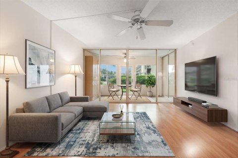 Condo in Largo, Florida, 2 bedrooms  № 2381346 - photo 8